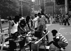 Block Party dans le Bronx au début des années 1980 (DJ Kool Herc aux platines)